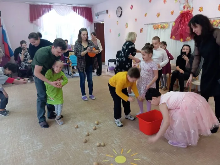 Дети участвуют в конкурсе Собери картофель