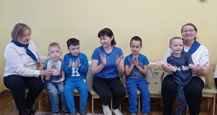 Взрослые и дети исполняют песню о дружбе