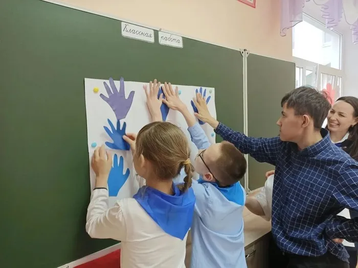 Ученики 5 классов оформляют плакат