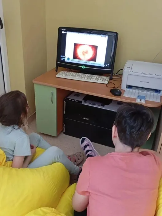 Дошколята группы Родник смотрят презентацию об известных космонавтах