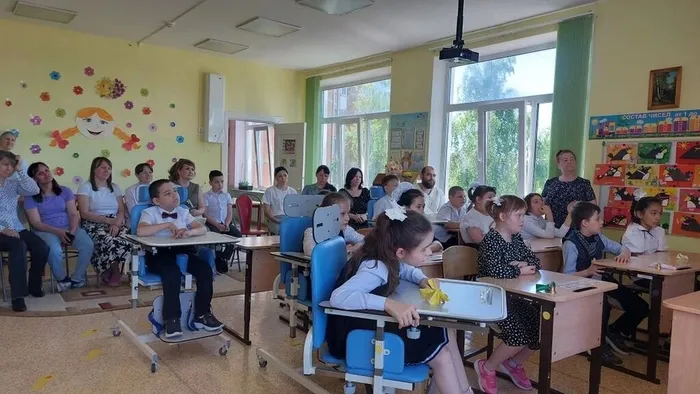 Ученики слушают учителя