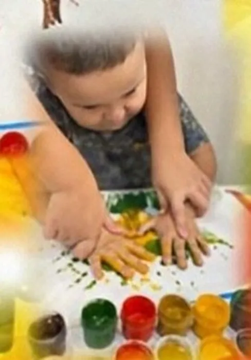 Ребёнок рисует осеннее дерево ладошками