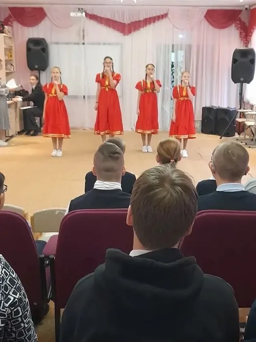 Воспитанники из ДДЮТ спели для наших ребят