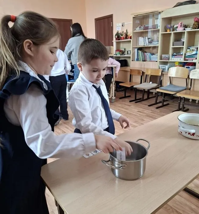 Ученики готовят борщ и компот