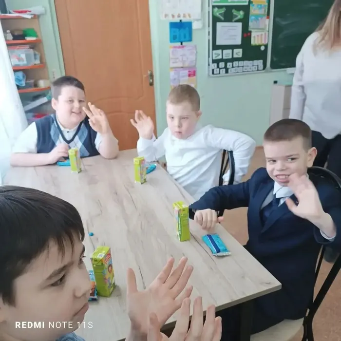 Ученики 2 «И» класса на праздничном чаепитии