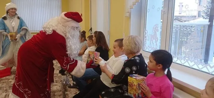 Дети получают новогодние подарки