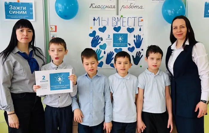 Ученики 1 А класса у стенгазеты Мы вместе