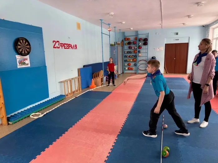 Ученик 4 Е играет в игру «Попади в мишень»