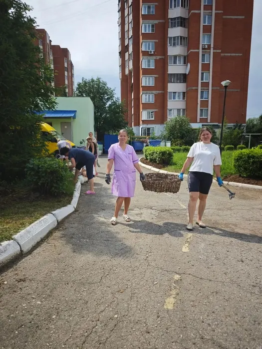 Педагоги несут сорняки на мусорку (2)