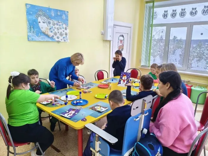 педагоги, дети и родители -участники мастер класса по изготовлению снеговиков