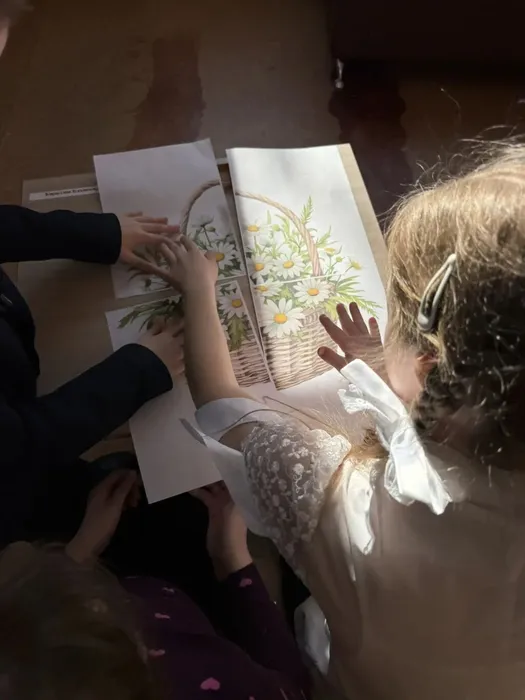 Ученики собирают пазл