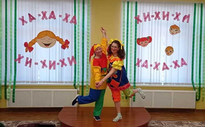 Веселые клоуны в гостях у ребят