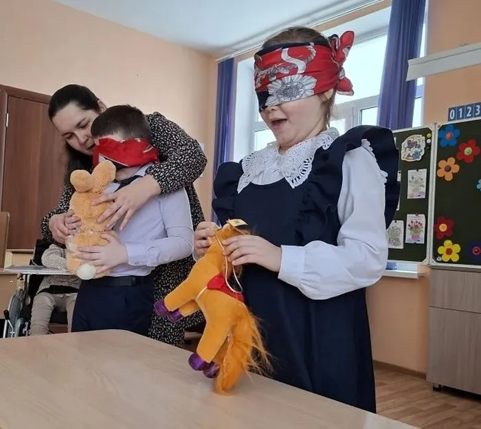 Ребята угадывают игрушку