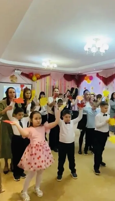 Ученики 1 А танцуют флешмоб