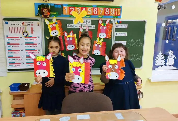 Ребята демонстрируют  свое творение