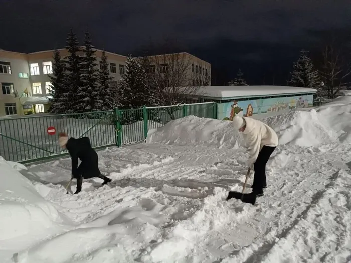 учителя во время расчистки снега