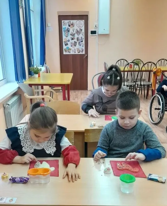 Обучающиеся украшают поделку
