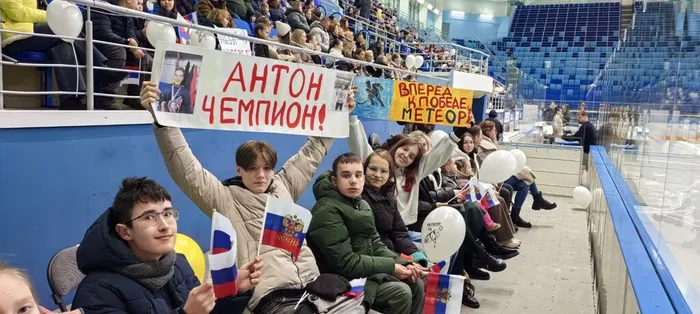 Одноклассники болеют за Антона
