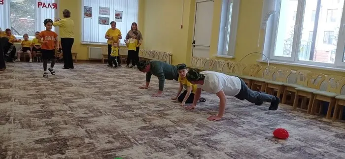 Папы делают отжимание