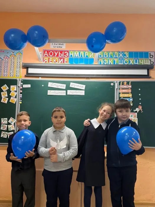 Ребята 2 К класса с синими шарами