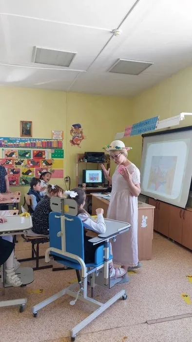 Учитель объясняет задание