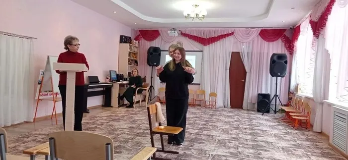 Педагоги демонстрируют цепочку умывания