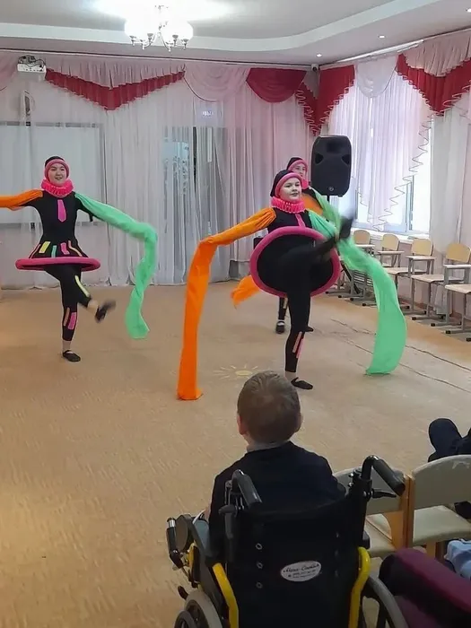 Воспитанники из ДДЮТ выступают в ярких костюмах