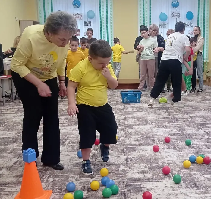 Ребята выполняют задание Собери планеты