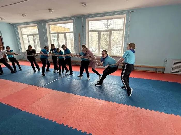 Ребята весело перетягивают канат