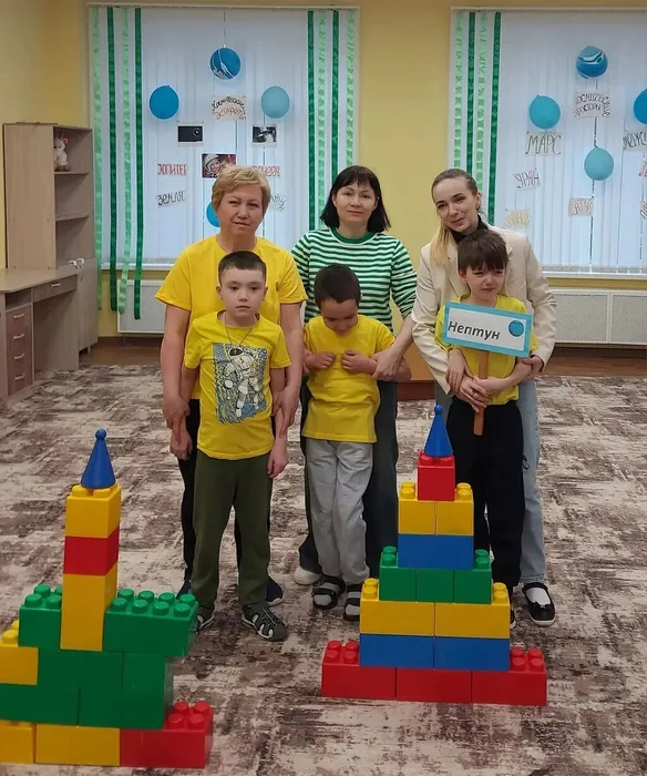 Общее фото группы Хевел на фоне ракет