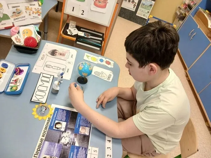 Ребенок рассматривает планету Земля