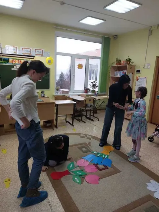 1-Девочки собирают букеты мамам