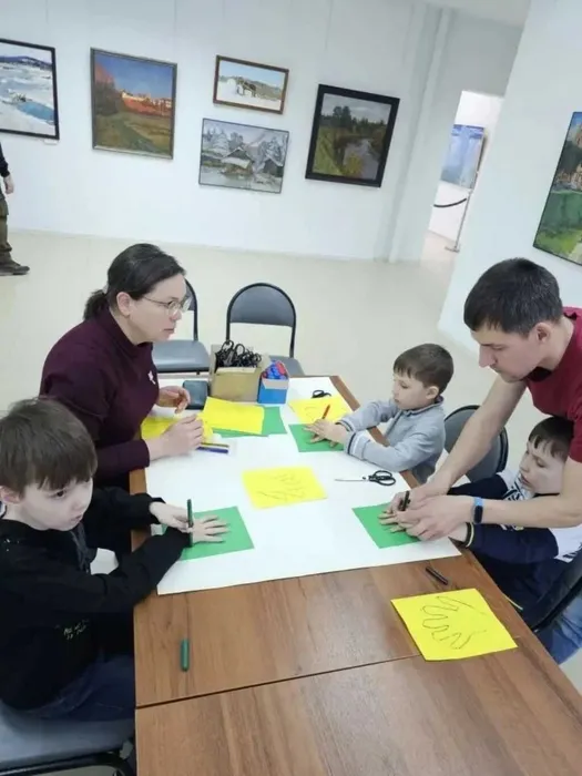 Дети обводят свои ладошки с помощью родителей и специалиста