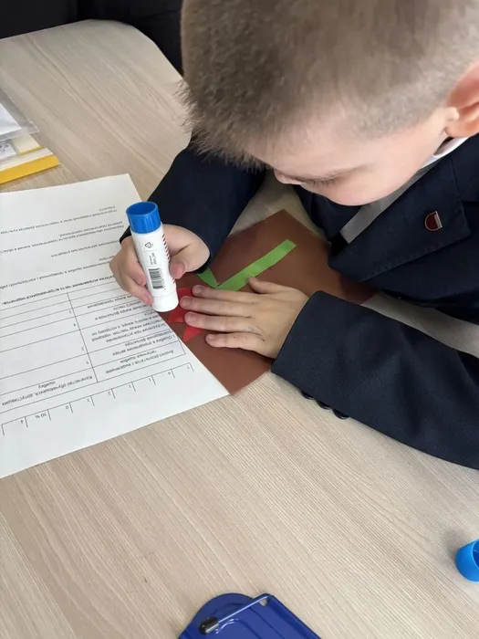 Ученик 2 «И» класса делает открытку для мамы на 8 Марта