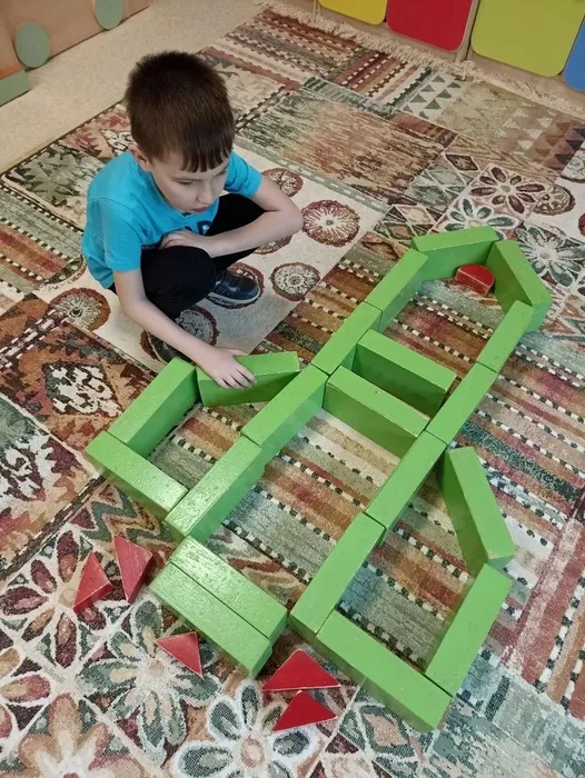 Мальчик строит ракету