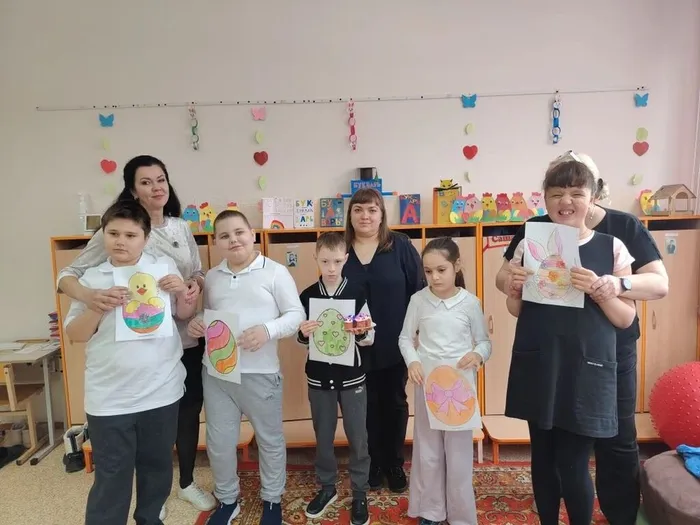 Обучающиеся раскрасили яица и слепили куличи