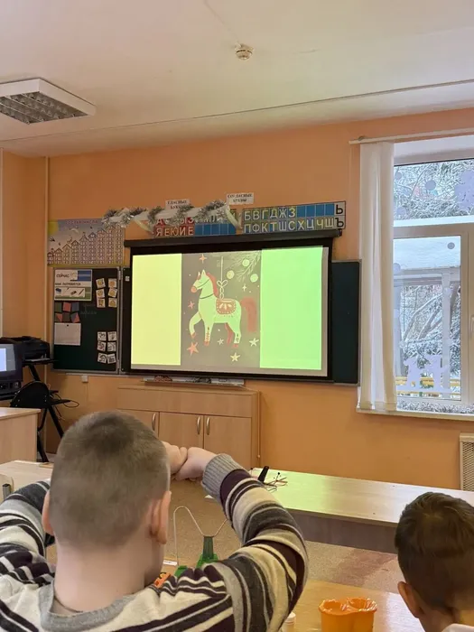 Дети рассматривают рисунок