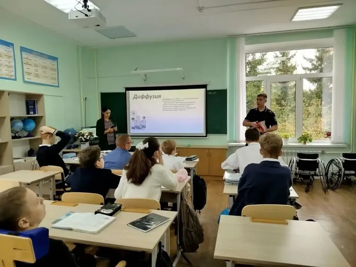 Инспектор проводит беседу в классе
