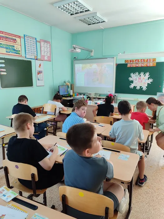 Дети смотрят видеопрезентацию по сказкам Пушкина