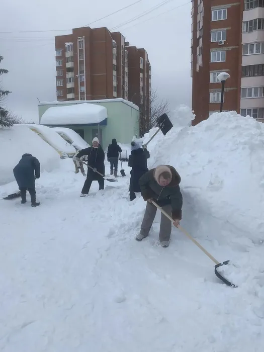 педагоги убирают снег
