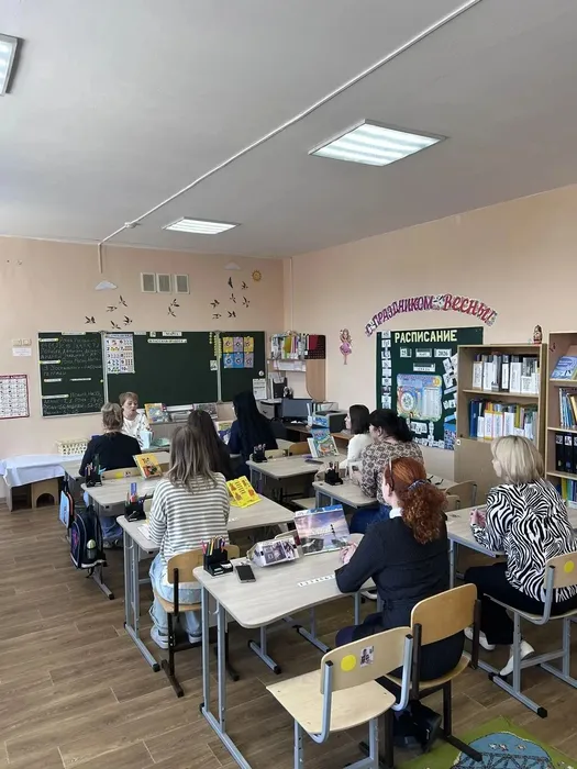 Родители внимательно слушают о правилах дорожного движения