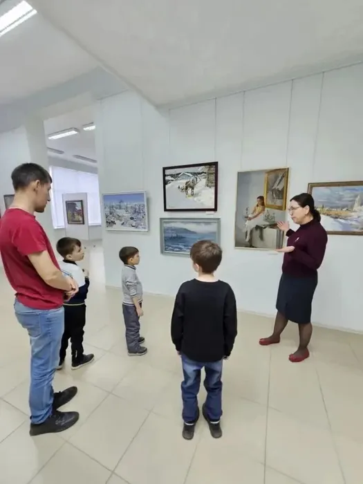 Специалист проводит экскурсию в музее для детей и родителей