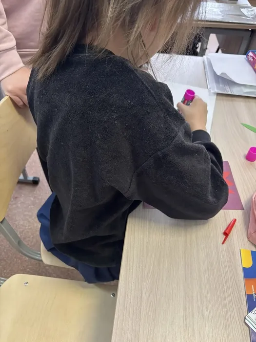 Ученица 2 «И» класса делает открытку для мамы