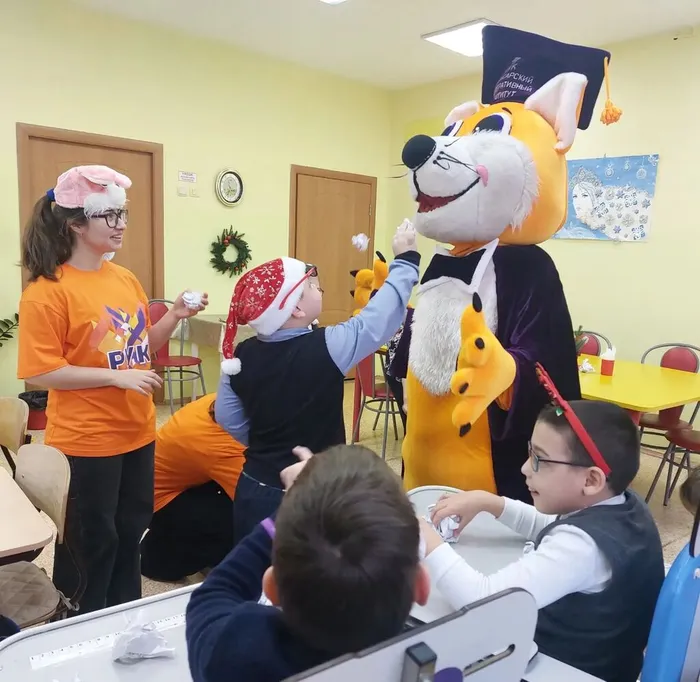 Учащиеся играют в снежки с Котом Ученым