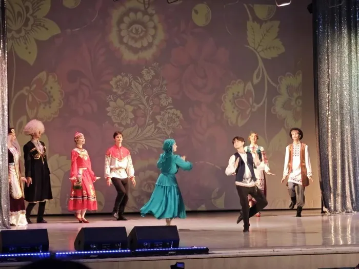 артисты танцуют