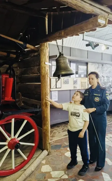 Ученик звонит в пожарный колокол