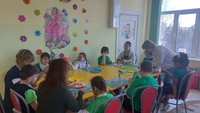 Процесс изготовления поделок Пасхальные курочки и петушки