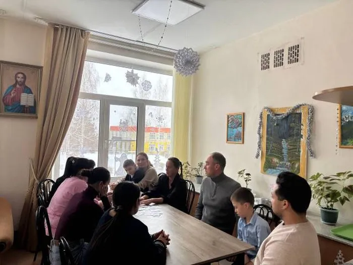 Войнов ИА, педагог-психолог, проводит с родителями 1 А класса психологическую игру Особые родители