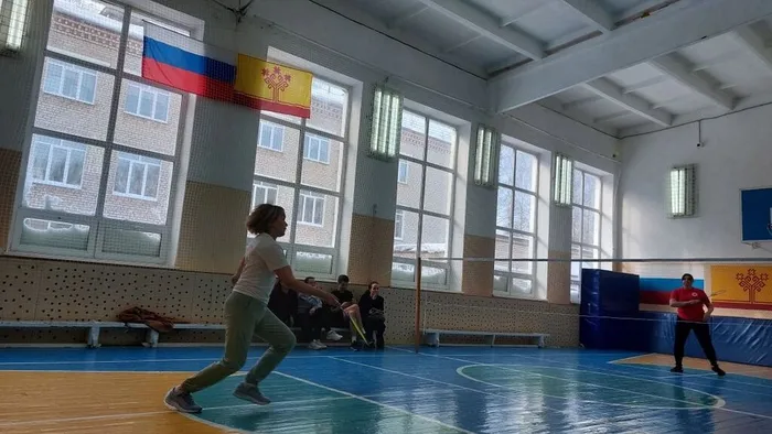 Игра в бадминтон среди женщин