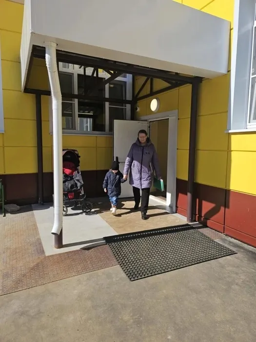 Эвакуация детей и сотрудников из здания (2)